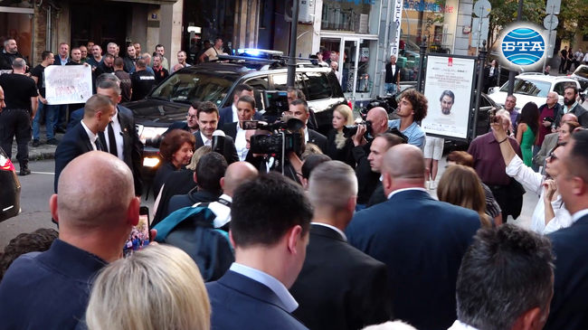 Представители на ВМРО посрещнаха пред Софийската опера президента на РСМ със скандирания за повече права за българите