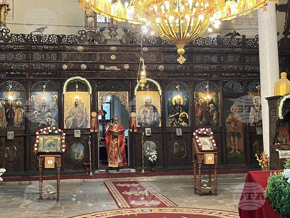 Да живеем кръста в личния живот и да видим неговите чудеса, призова миряните отец Илия в Свищов