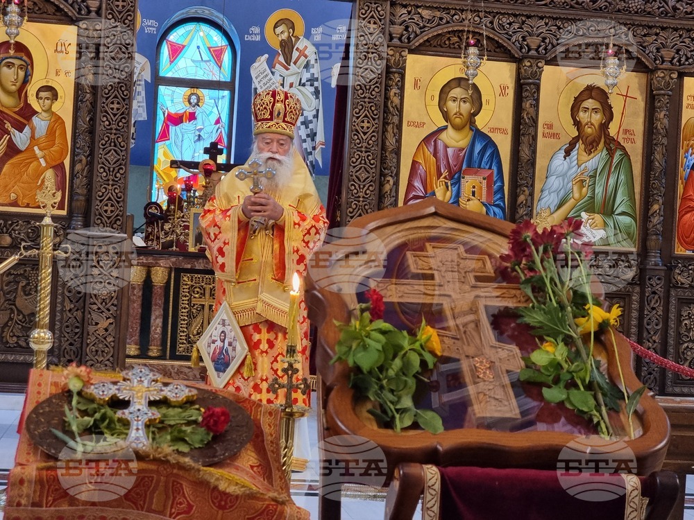 Кръстът ни се дава не за да се мъчим, а за да бъде той за нас стълба, по която да се изкачим на небето, каза Ловчанският митрополит Гавриил