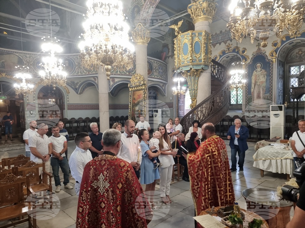 Десетки семейства от Пазарджик избраха Кръстовден, за да посветят децата си в християнството