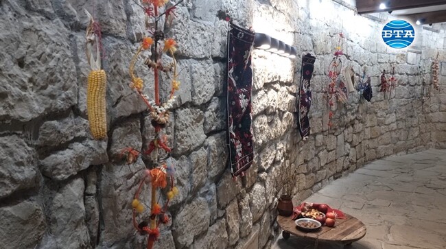 Автентични сурвакници, изработени от художничката Таня Стоянова, са показани в Етнографския музей в Разград