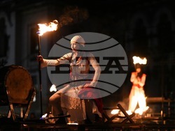 Музика на живо и „огнени“ барабани има в новия спектакъл на „Жар театър“, снимка – „Жар театър“