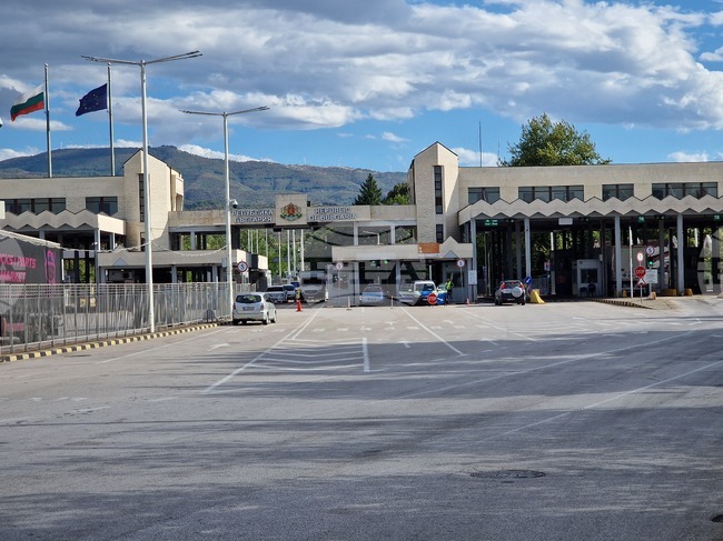 Преминаването на тежкотоварни автомобили през ГКПП "Връшка чука" все още не е възстановено