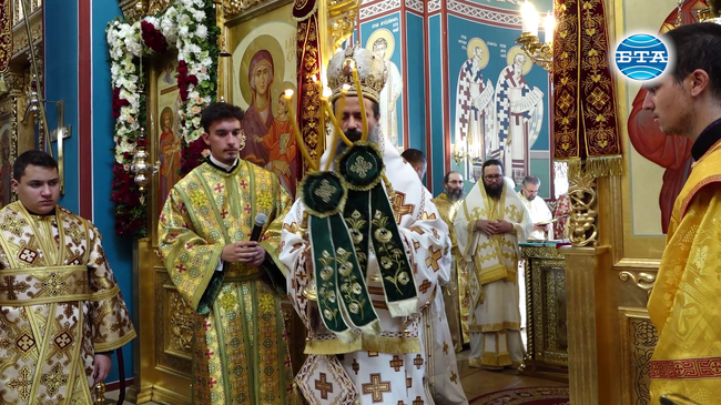 Патриарх Даниил отслужва светата литургия за празника Въздвижение на светия кръст Господен в храма в квартал "Лозенец"