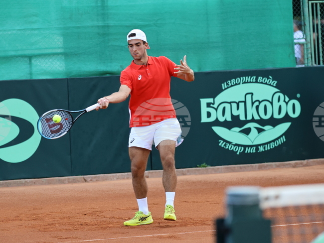 Янаки Милев се класира за втория кръг на сингъл на турнир по тенис в Анталия, Динев отпадна на двойки