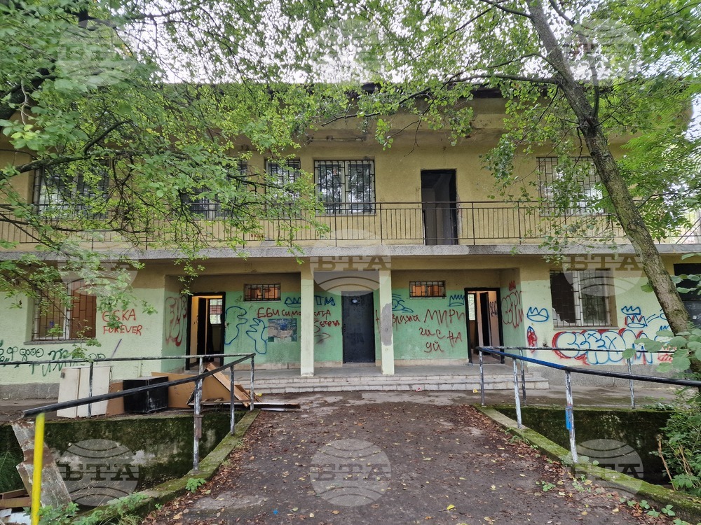 Кметът на Драгичево и футболисти ремонтират съблекалните на стадиона в Рударци