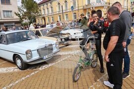 Ретро автомобили - парад