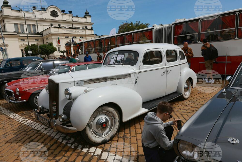Ретро автомобили - парад
