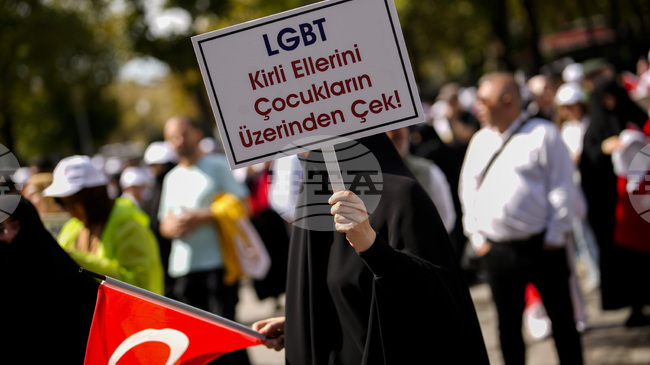 Законопроектът, предвиждащ криминализирането на лица от ЛГБТ+ общността, е отпаднал от пакета със съдебни реформи в Турция според медии 