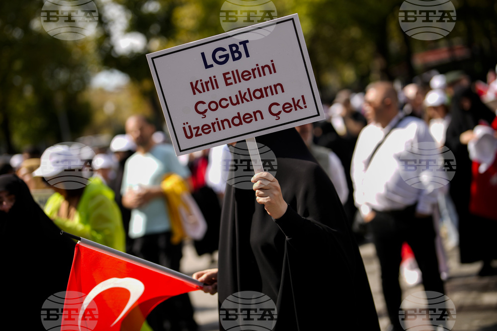 Законопроектът, предвиждащ криминализирането на лица от ЛГБТ+ общността, е отпаднал от пакета със съдебни реформи в Турция според медии 