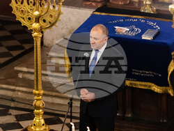 Президентът Румен Радев участва в традиционния ритуал за запалване на свещите по случай Ханука