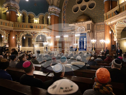 Президентът Румен Радев участва в традиционния ритуал за запалване на свещите по случай Ханука