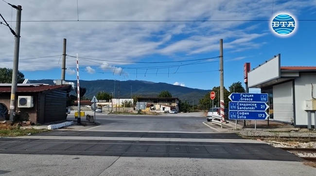 Трафикът на „Кулата“ е спокоен към този час и няма струпване от автомобили, чакащи да преминат