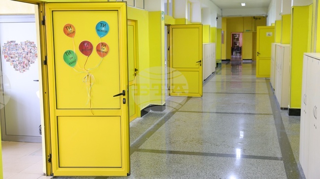 Русенското училище „Любен Каравелов“ организира коледен благотворителен базар в подкрепа на момиче със сколиоза