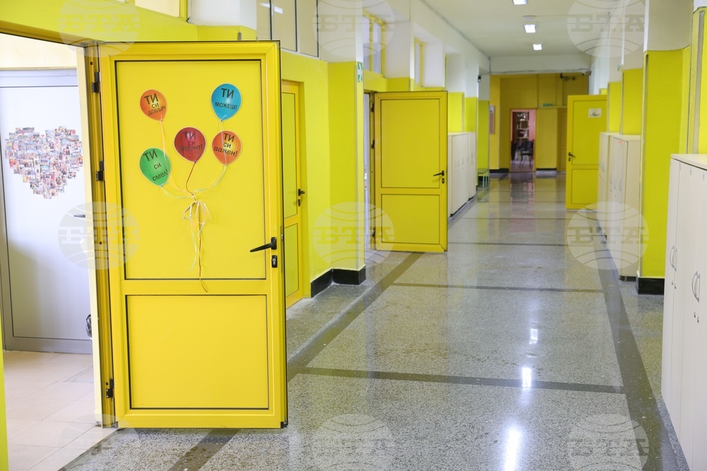 Русенското училище „Любен Каравелов“ организира коледен благотворителен базар в подкрепа на момиче със сколиоза