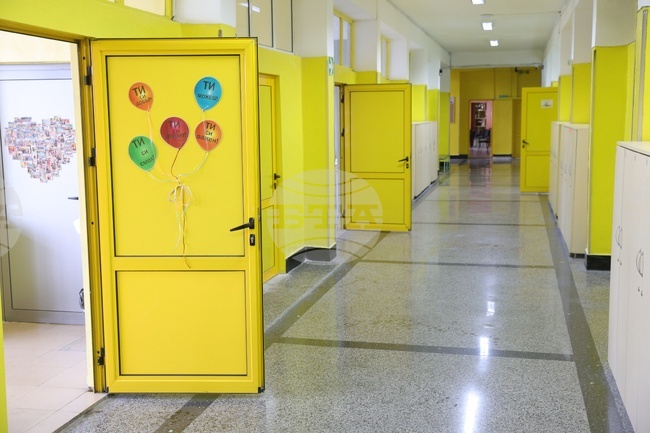 Русенското училище „Любен Каравелов“ организира коледен благотворителен базар в подкрепа на момиче със сколиоза