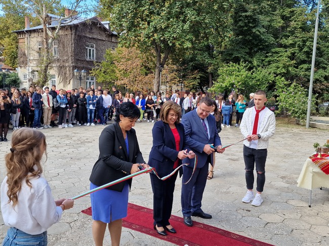 Вие сте хората, от които зависи добруването на нашата държава, каза министър Коритарова пред ученици в Свищов