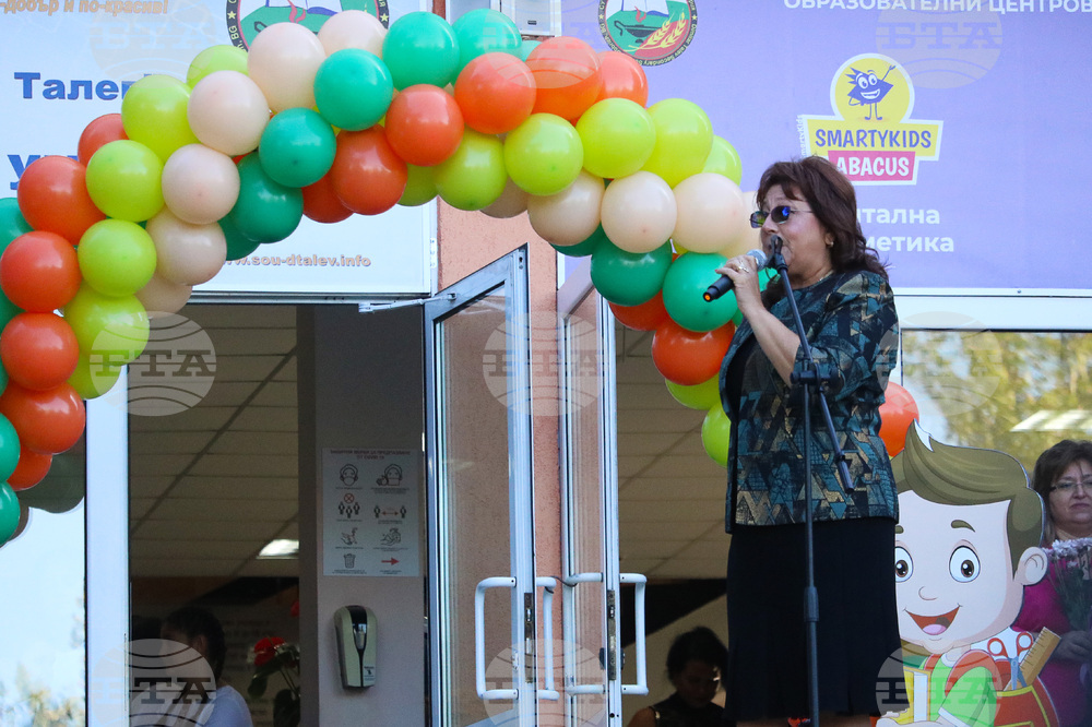 Добрич - училище „Димитър Талев" - първи учебен ден - Весела Панчева