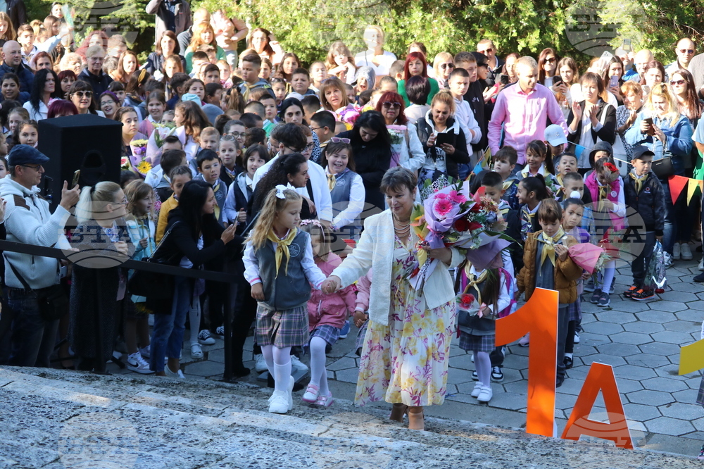 Добрич - училище „Димитър Талев" - първи учебен ден