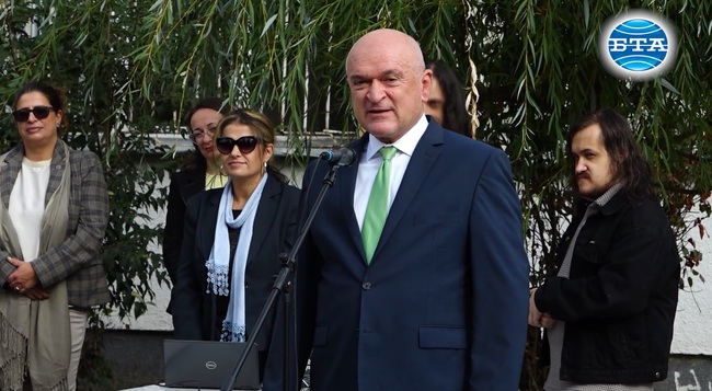 Първият учебен ден е знакова дата за цяла България, може да се каже, че това е един от най-големите празници, каза премиерът Димитър Главчев