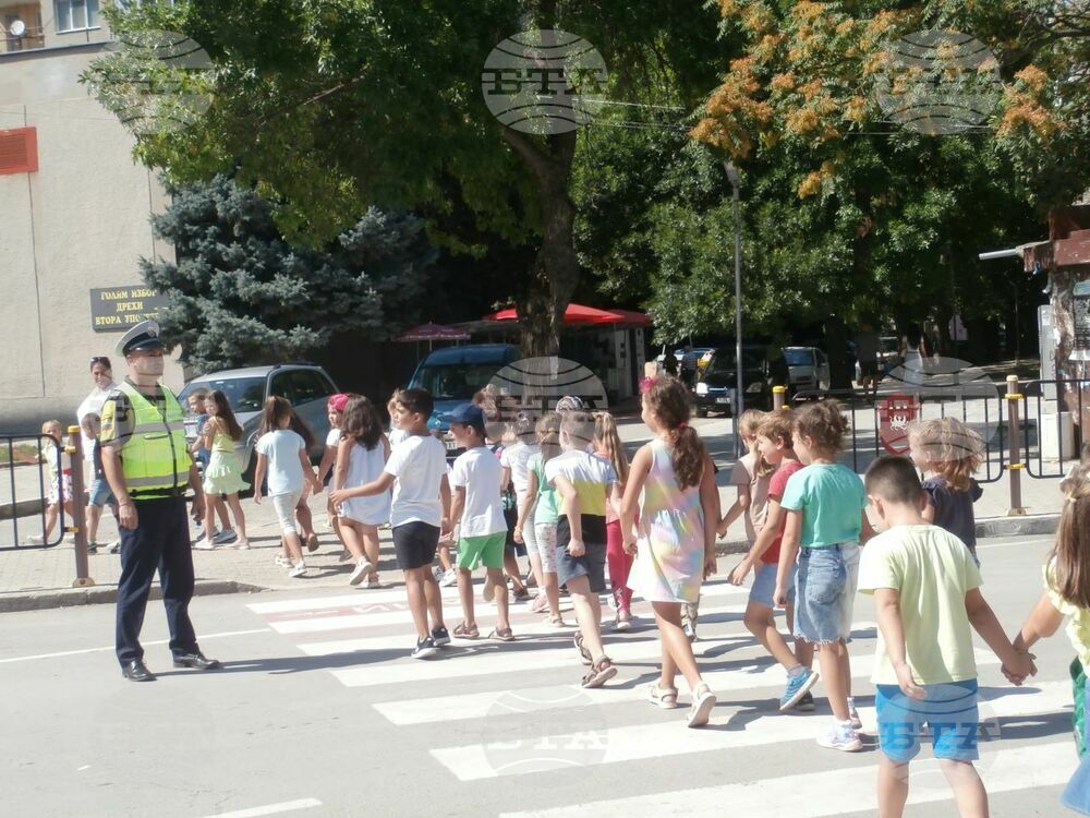 Полицейски служители подпомагат движението в районите около учебните заведения в Търговище и областта
