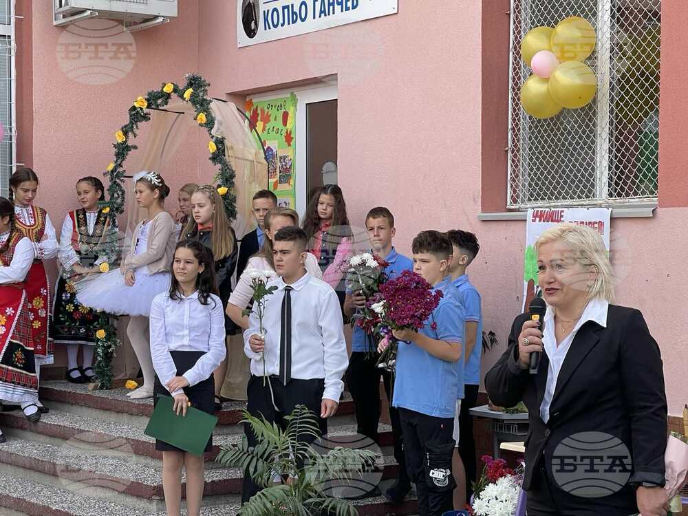 Община Стара Загора: Бъдете смели, бъдете любознателни, бъдете търсещи - това пожела зам. кметът Павлина Делчева по случай първия учебен ден в две старозагорски училища