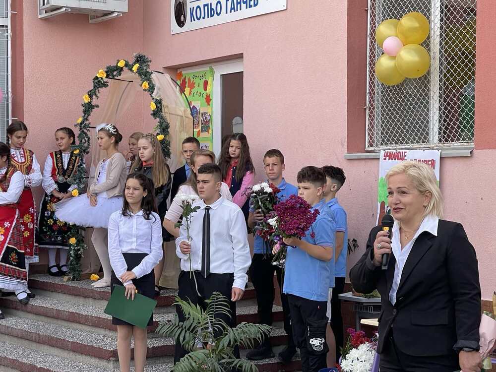 Община Стара Загора: Бъдете смели, бъдете любознателни, бъдете търсещи - това пожела зам. кметът Павлина Делчева по случай първия учебен ден в две старозагорски училища