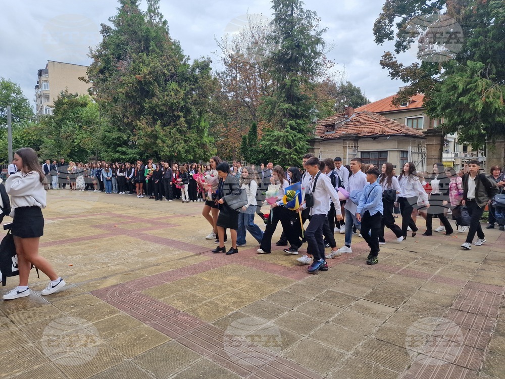 Профилираната гимназия с преподаване на чужди езици „Екзарх Йосиф“ в Разград откри тържествено учебната година