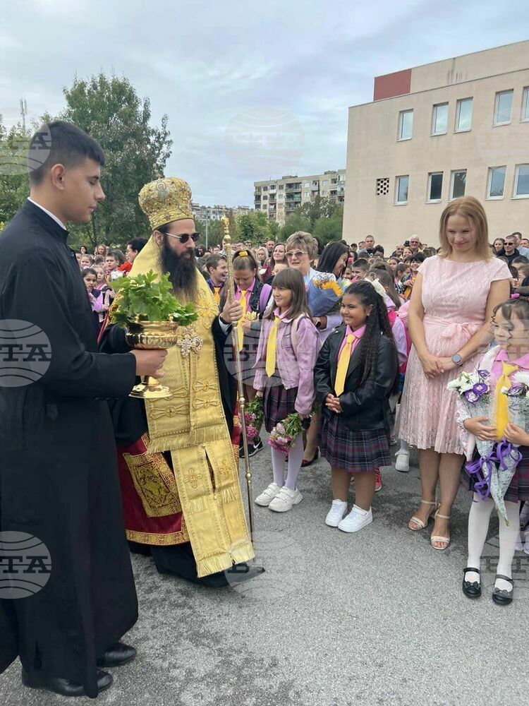 Сливенският митрополит Арсений откри учебната година в 11-то средно училище „Константин Константинов“