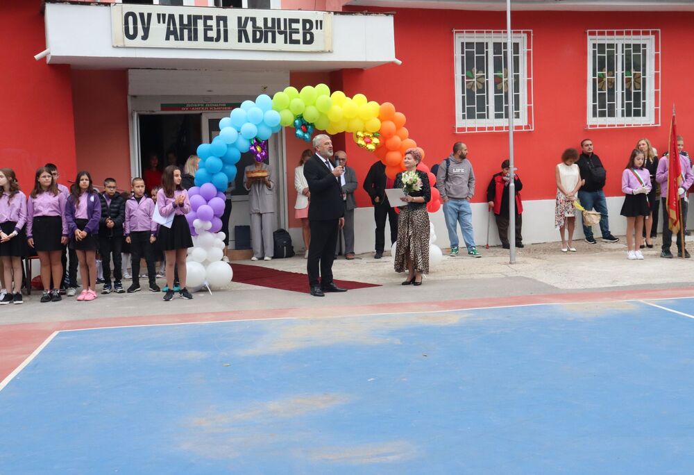 ОА Русе: Драгомир Драганов изненада първолаците в русенското ОУ „Ангел Кънчев“ 