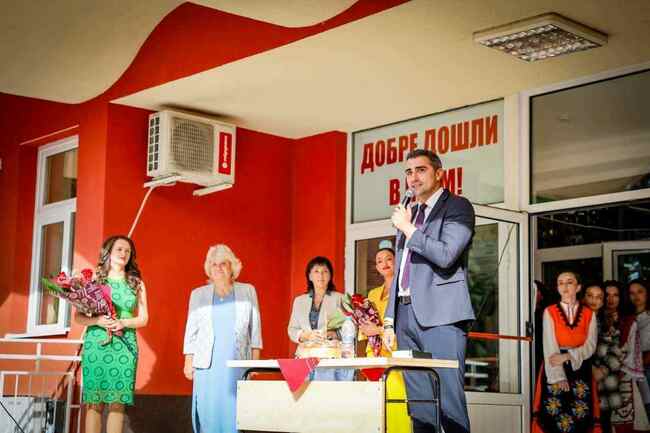 Новата учебна година е време на възможности, открития и нови хоризонти, обърна се към учениците кметът на община Пазарджик Петър Куленски