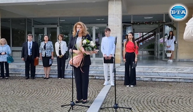 Вицепрезидентът Илияна Йотова откри новата учебна година в Националната професионална гимназия по компютърни технологии и системи в Правец 
