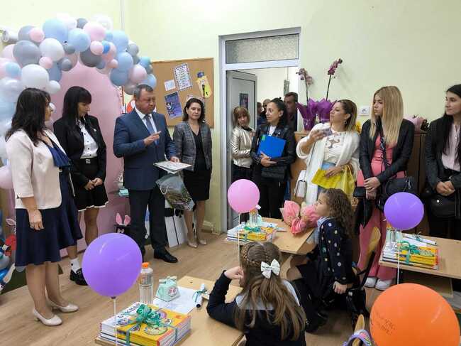 Общо 149 първокласници в община Павликени получиха "Родолюбива азбука" и занимателно букварче за първия учебен ден