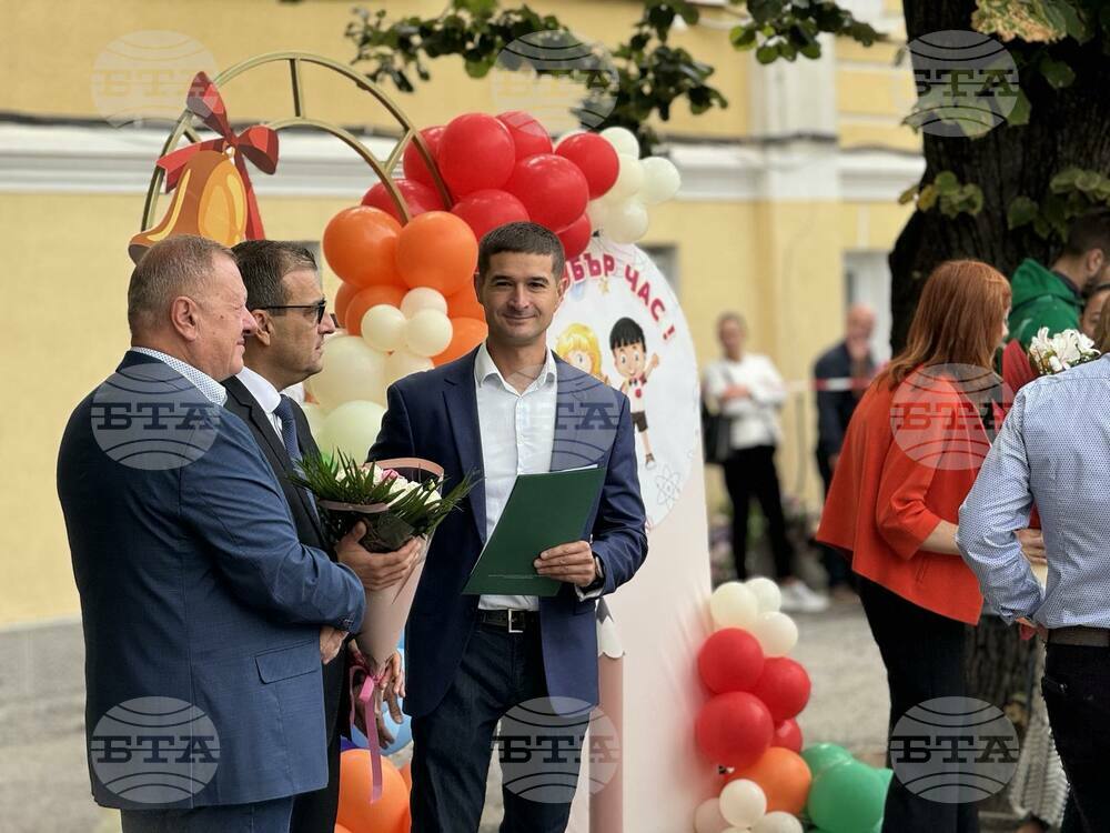 Секретарят на Община Стара Загора Николай Диков във Второ ОУ: Не спирайте да мечтаете, деца