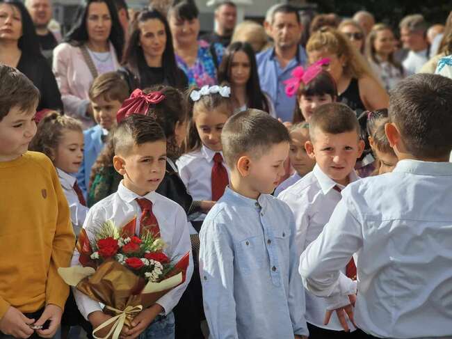 Днес 2150 първокласници в област Пазарджик са чули за пръв път училищния звънец, изграждат се на физкултурни салони в четири училища