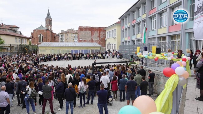 Горяло през лятото русенско училище посрещна първия учебен ден с благодарност към огнеборците и доброволците