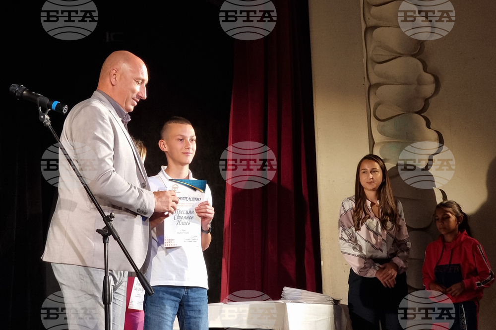 Ямбол - връчване на стипендии и финансови стимули на изявени ученици и студенти от община Тунджа