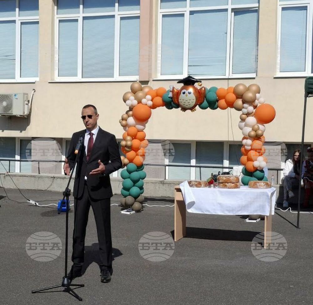 Кметът на община Чирпан Ивайло Крачолов откри учебната година в Основно училище „Отец Паисий“ в село Зетьово