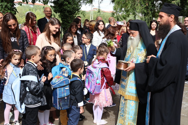 3925 децата и учениците в училищата в община Ловеч в новата учебна година, тържествено открита днес