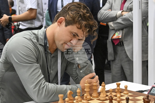 Магнус Карлсен завърши реми в партия срещу 143 000 души от целия свят