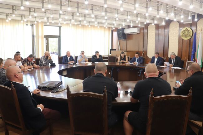 Драгомир Драганов свика спешна среща във връзка с организацията на изчакване и преминаване на товарни автомобили през ГКПП „Дунав мост“ при Русе