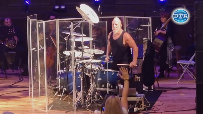 Барабанистът Майк Терана и Разградската филхармония изправиха няколко пъти на крака публиката в Добрич