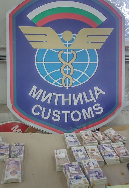 Митническите инспектори от ТД Митница Русе установиха над 150 000 британски и шотландски лири в товарен автомобил