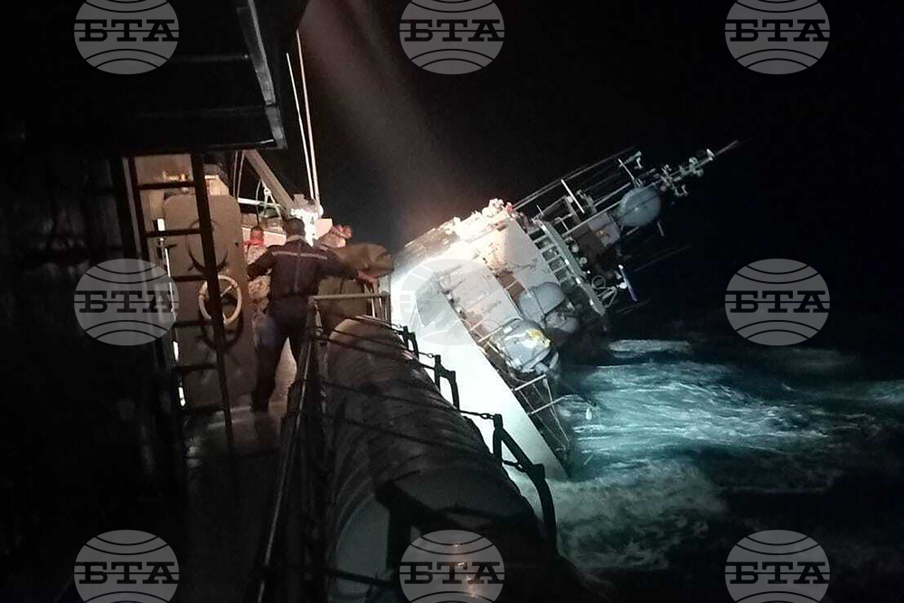 Тайландски военен кораб потъна; 75 моряци са спасени, а 31 се издирват