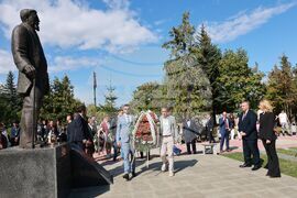 Университет за национално и световно стопанство (УНСС) - паметник на проф. Стефан Бобчев - поднасяне на венци