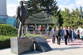 Университет за национално и световно стопанство (УНСС) - паметник на проф. Стефан Бобчев - поднасяне на венци