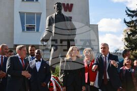 Университет за национално и световно стопанство (УНСС) - паметник на проф. Стефан Бобчев - поднасяне на венци