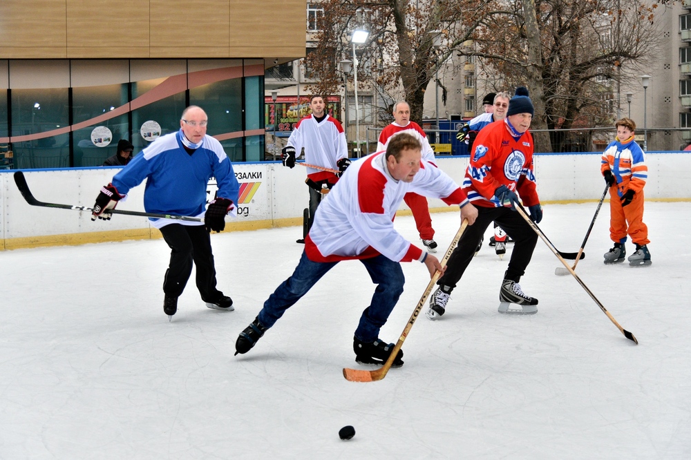 Хокеен мач и фермерски пазар привлякоха интереса в навечерието на Коледа в Сливен  