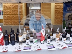 Хокеен мач и фермерски пазар привлякоха интереса в навечерието на Коледа в Сливен  