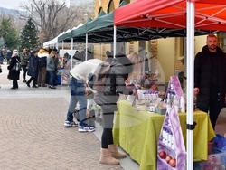 Хокеен мач и фермерски пазар привлякоха интереса в навечерието на Коледа в Сливен  